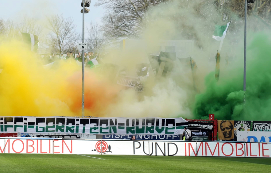 Preussen Ultras Zunden Rauchtopfe 72 Jahriger Kollabiert Liga3 Online De