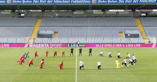 Gegen Rassismus Bayern II und Preußen gehen auf die Knie