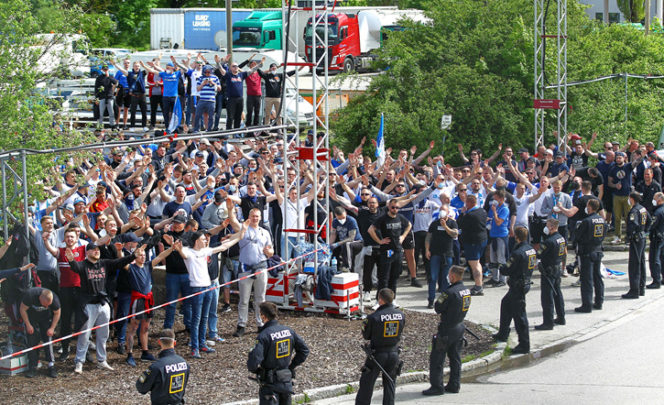 Video: Hansa-Fans supporten Team in Unterhaching - liga3 ...