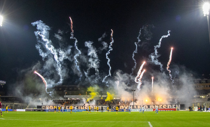 🟡⚫ ATMOSPHERE ULTRAS DYNAMO DRESDEN PYRO SHOW