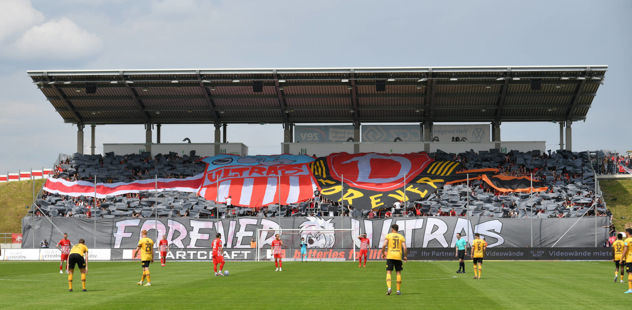 Für Choreo DynamoFans klettern in Zwickau aufs Stadiondach liga3