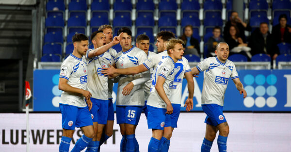 Vorerst Zweiter: Hansa siegt in Unterzahl beim SVWW Vorerst Zweiter: Hansa siegt in Unterzahl beim SVWW