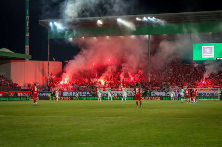 Pyro bei Spiel in Fürth: RWE mit Geldstrafe von 19.000 Euro belegt ...